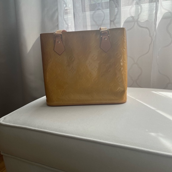 100% Authentic
Louis Vuitton Gold and Tan Houston Vernis - Picture 2 of 14